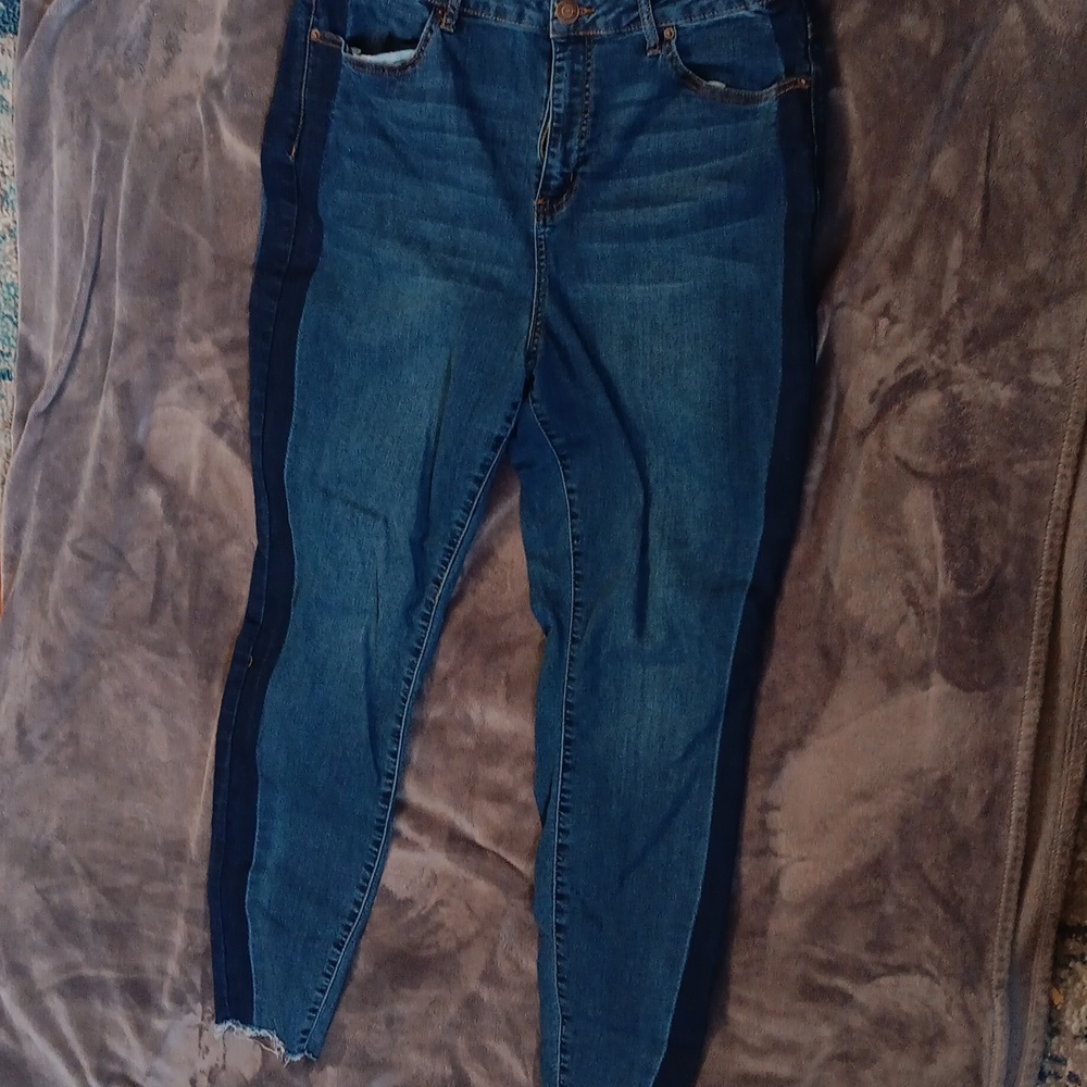 FASHION TO FIGURE JEANS